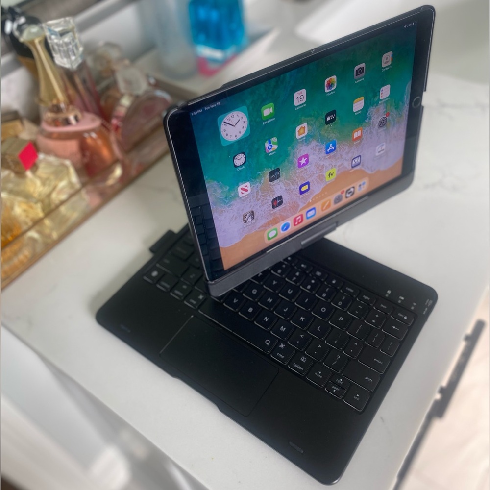 2017 iPad Pro 10.5 with QWERTY keyboard case. - Picture 11 of 13